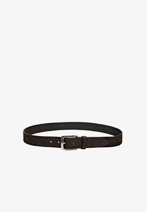 Hnědý kožený pásek s stříbrnou obdélníkovou sponou, třemi viditelnými dírami pro nastavení a smyčkou na bílém pozadí.