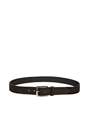 Ceinture en cuir marron foncé avec une boucle rectangulaire en argent, trois trous de réglage visibles et une passant de ceinture sur un fond blanc.