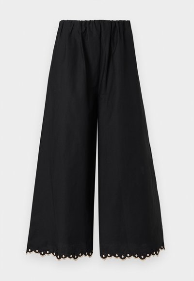 Μαύρο παντελόνι με ευρύ καβάλο, ελαστική μέση και κυματιστό τελείωμα με κυκλικά κοψίματα.