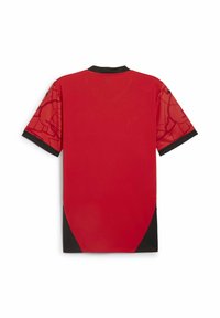 Camisa deportiva roja de manga corta, con cuello y laterales negros, patrón texturizado en las mangas y fabricada con un tejido ligero.