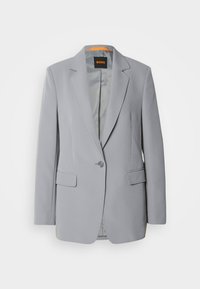 Světle šedý blazer s jedním knoflíkem, klopovými límci a dvěma předními kapsami. Hladká textura a oranžová podšívka uvnitř.