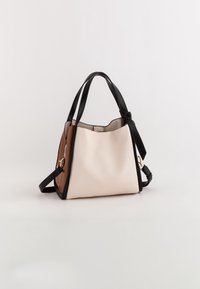 Tosfarvet håndtaske med en cremet krop, sorte stropper og en brun sidepanel. Har en glat tekstur og en guldfarvet lynlås. Justerbar rem medfølger.