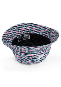 Weiches Hut mit marineblauen und weißen Streifen, verziert mit einem pinken Flamingo und floralen Mustern. Die Innenseite ist schwarz und auf der Seite ist ein sichtbares Etikett.