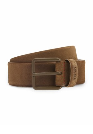 Ceinture en daim marron avec boucle rectangulaire en métal mat foncé et passant en cuir embossé du nom de la marque "HUGO".