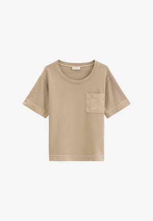 T-shirt beige à manches courtes et col rond, avec une poche poitrine unique et un ourlet cousu, présenté sur un fond blanc.