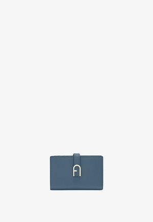 Blauer Leder Geldbeutel mit rechteckiger Form, glatter Textur, goldfarbenem Logo-Hardware-Akzent und sicherem Druckverschluss.