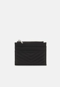 Schwarzer Leder-Kartenhalter mit Chevron-Muster, der mehrere Kartenfächer und ein Reißverschlussfach an der Oberseite bietet.