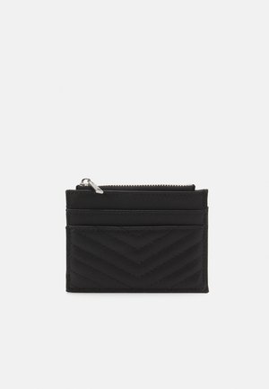 Portafoglio in pelle nera con motivo a chevron, dotato di diversi scomparti per carte e di un compartimento con zip nella parte superiore.