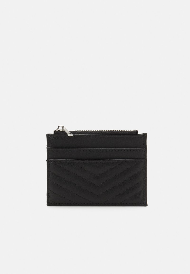Schwarzer Leder-Kartenhalter mit Chevron-Muster, der mehrere Kartenfächer und ein Reißverschlussfach an der Oberseite bietet.
