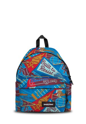 Mochila colorida con un diseño gráfico en azul, rojo y amarillo que presenta motivos deportivos. Tiene dos compartimentos y un asa en la parte superior.