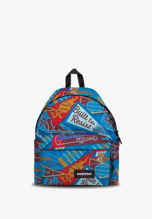 Mochila colorida con un diseño gráfico en azul, rojo y amarillo que presenta motivos deportivos. Tiene dos compartimentos y un asa en la parte superior.