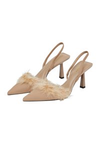 Escarpins beiges à bout pointu et à talon slingback, avec un délicat détail en plumes le long du cou-de-pied, présentant un talon fin et un design minimaliste.