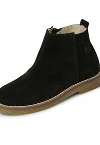 Černá semišová kotníková bota s zaoblenou špičkou, bočním zipem, texturovanou hnědou podrážkou a decentním logem na patě.