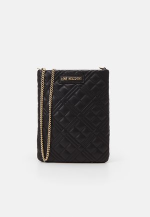 Czarna pikowana torba typu crossbody z złotym łańcuszkiem i złotą plakietką z logo "Love Moschino" z przodu.