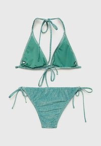 Bikinij v zeleno-modri barvi s trikotnim zgornjim delom z nastavljivimi zavezanimi trakovi in teksturiranim spodnjim delom s trakovima ob straneh, oba v pikčastem vzorcu.