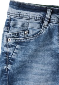 Modré džíny z denimu mají vybledlý design s světlými a tmavými tóny. Obsahují přední kapsu se stříbrnou nýtovou detailou a prošívaný pas.