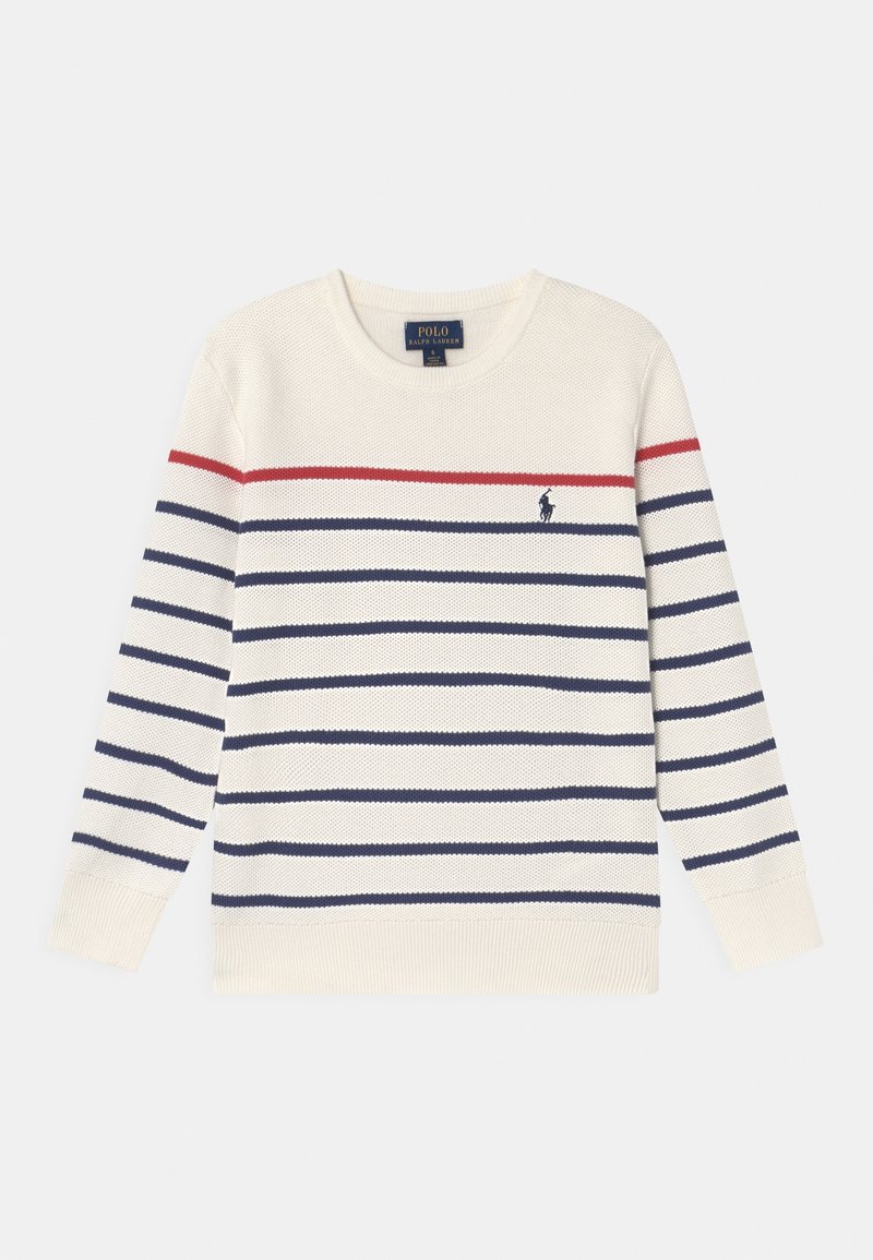 Pull en maille blanche à manches longues avec rayures horizontales bleu marine et une rouge, col rond, et petit logo de joueur de polo bleu marine sur la poitrine.