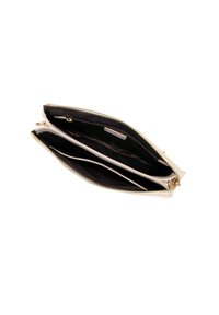 Pytlík v měkkém béžovém materiálu, s zlatými detaily a designem se dvěma přihrádkami, černou podšívkou a centrální kapsou na zip.