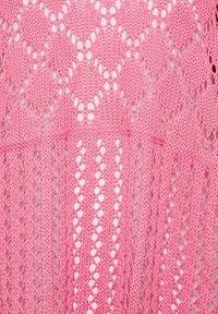 Tissu tricoté rose avec des formes de cœur et des bandes verticales en dentelle, mettant en valeur un travail ajouré détaillé et une texture.