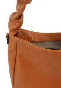 Bruine lederen handtas met een getextureerde afwerking en een gedraaide handgreep, met een glad interieur en een ritsopening aan de bovenkant.