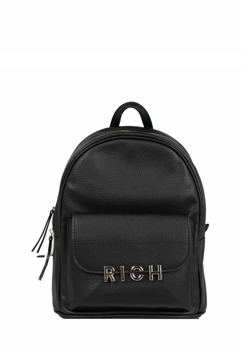 Mochila de cuero negro con una superficie texturizada, forma redonda, bolsillo frontal y letras de metal "RICH" en la parte delantera. Cuenta con detalles en forma de cremalleras.
