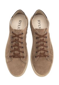 Brązowe zamszowe trampki z teksturowaną cholewką, okrągłym noskiem i brązowymi sznurowadłami. Oferują perforowane detale po bokach oraz beżową podeszwę.