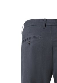 Donkergrijze broek van textuurstof, met een enkele achterzak met knoopsluiting en ceintuurlussen langs de taille.