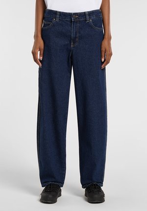 Ciemnoniebieskie dżinsy o luźnym kroju, z pojedynczym zapięciem na guzik i zdobieniem w szwach bocznych. W połączeniu z czarnym obuwiem.