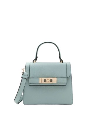 Sac à main en cuir bleu clair avec poignée supérieure, bandoulière amovible et fermeture à boucle rectangulaire dorée sur le rabat avant.