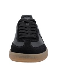 Sneaker nera e grigia con materiali in suede e sintetici, punta rotonda, lacci piatti e suola in gomma con un pattern testurizzato.