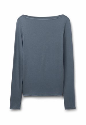 Dopasowany top z długim rękawem i dekoltem typu łódka w stonowanym niebiesko-szarym kolorze, pokazany na płasko na białym tle.