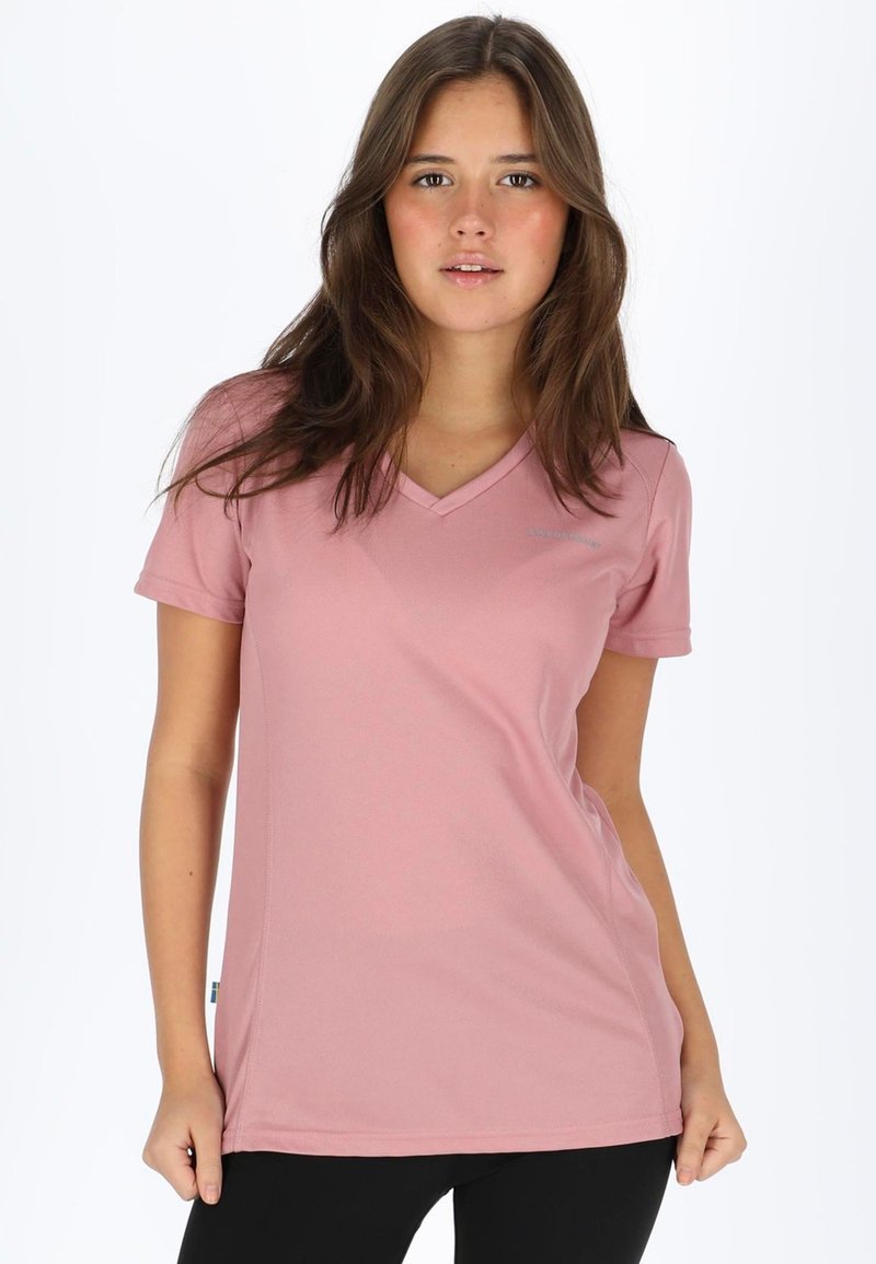 T-shirt rosa a V in morbido tessuto leggero con maniche corte. Presenta una vestibilità slim e un branding minimal vicino al colletto.