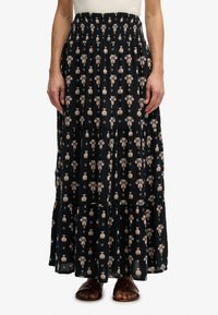 Czarna długa spódnica w kwiatowy wzór z warstwowym krojem i marszczonym paskiem w talii. Wykonana z lekkiego materiału, ozdobiona akcentami kwiatowymi.