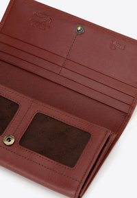 Brązowy skórzany portfel z zapięciem na zatrzask, wieloma slotami na karty oraz dwoma przezroczystymi oknami na dowód tożsamości, o gładkiej teksturze i subtelnym logo.