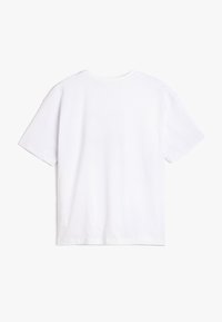 Witte katoenen T-shirt met korte mouwen en een ronde hals. De stof is glad met een ontspannen pasvorm en geen zichtbare patronen of accenten.