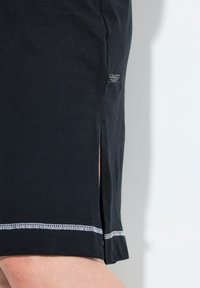 Ulla Popken GRAPHIC SHORT SLEEVE V-NECK - Camicia da notte - black