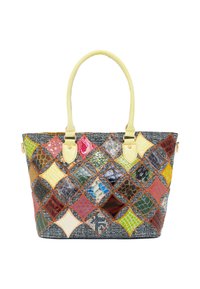 Multifarvet patchwork tote taske lavet af forskellige teksturerede materialer, med et vævet gult håndtag og dekorativ syning.