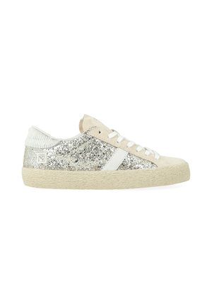 Sneaker con una toma superiore argento glitterato, accenti bianchi e una suola in gomma beige. Caratterizzano una parte posteriore texturizzata e lacci piatti.