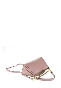 Roze leren handtas met gouden ketting en verstelbare schouderband, open rits die een beige binnenkant toont, driehoekige zijpanelen en een textuur oppervlakte.