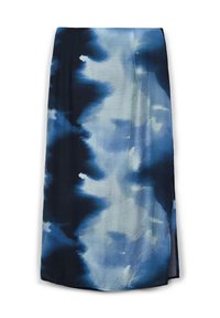 Maxi-Rock mit einem Batikmuster in Blau- und Schwarztönen, mit glatter Textur und einem seitlichen Schlitz für zusätzliche Details.