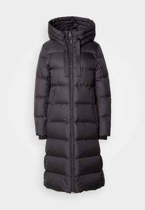 Manteau matelassé noir au design long, avec fermeture éclair à l'avant, deux poches latérales et une capuche avec cordon de serrage. Motif matelassé texturé sur l'ensemble.
