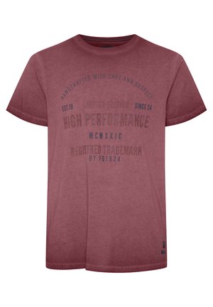 Bordová tričko vyrobené z jemné látky, kulatý výstřih, krátké rukávy, s grafickým textem a logem na přední straně.