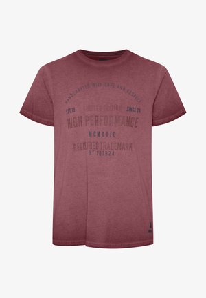 Bordo T-särk, mis on valmistatud pehmest kangast, ümar kaelus, lühikesed varrukad, esiküljel graafilise teksti ja logo detailidega.