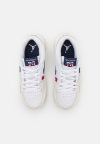 Jordan JORDAN STADIUM 90 UNISEX - Kosárlabdacipők - white varsity/red sail/midnight navy