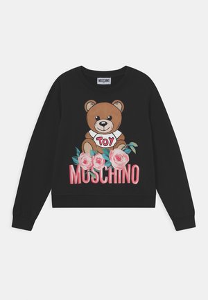 Schwarzer Pullover mit einer Grafik eines braunen Teddybären mit dem Schriftzug "TOY" und rosa Rosen. Darunter das "MOSCHINO"-Logo in kräftigem Pink.