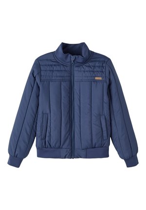 Veste zippée bleu marine avec un col montant, design matelassé, poignets côtelés et ourlet. Comprend deux poches latérales et un détail de marque subtil.