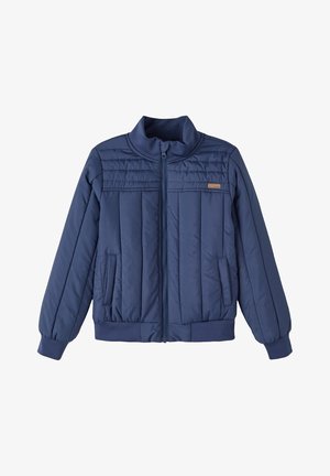 Veste zippée bleu marine avec un col montant, design matelassé, poignets côtelés et ourlet. Comprend deux poches latérales et un détail de marque subtil.