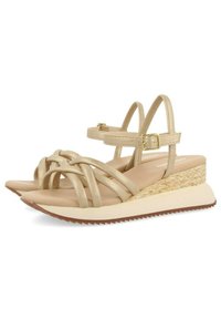 Sandalias de cuña beige con correas trenzadas en el frente, hebilla en el tobillo, suela texturizada y detalle tejido en el tacón. Acabado liso, diseño ligero.