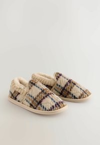 Chaussons doublés en polaire avec un motif écossais dans des teintes de crème, de marron et de bleu ; dotés d'un revers en tricot et d'une semelle en caoutchouc légère pour un usage intérieur.