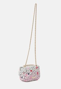 Borsa a spalla con tracolla a catena realizzata in pelle artificiale, caratterizzata da tonalità rosa e bianche con motivi giocosi di labbra e cuori, e una scritta decorativa.